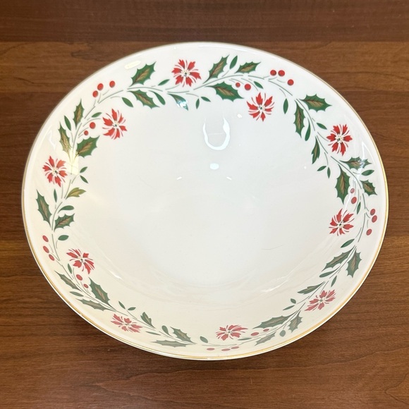 🎄🌟HP🌟 VTG 1986 Royal Doulton Holly Pattern 8" Round Vegetable Bowl Porcelain - Picture 1 of 8